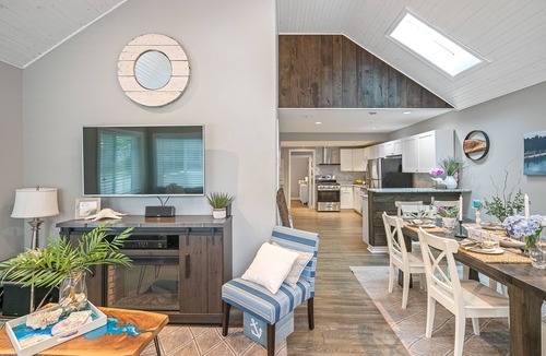 Crystal Beach Cottage | Backyard Bliss at this Beachy Abode - Sleeps 6, Close to Beach