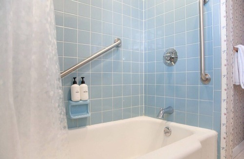 Western Gardens House | Backyard Bungalow: Dog Friendly with Fenced Yard