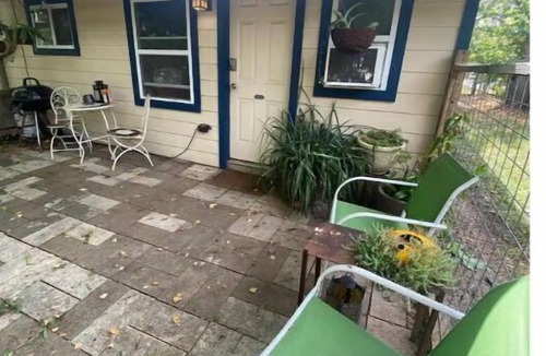 South Manchaca House | Backyard Garden Bungalow