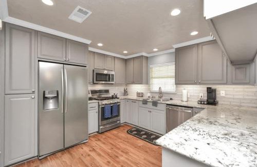 Friendswood House | Backyard Oasis-Pool & Grill-Heart of Friendswood