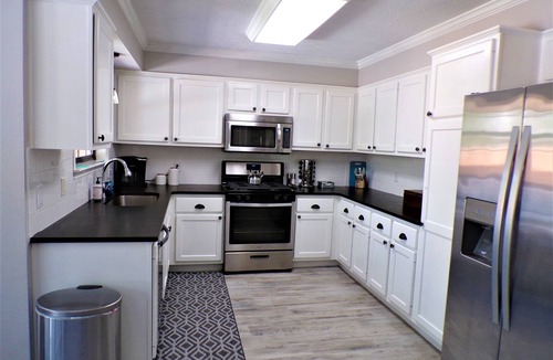 College Station House | Backyard Oasis with Private Pool, SPA and Putting Green only 2 Miles from TAMU!