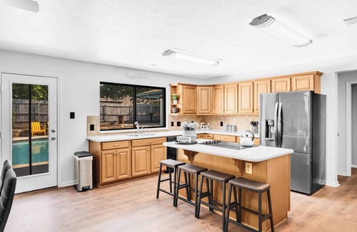 Euless House | Backyard Oasis with Private Pool & Outdoor Lounge Area