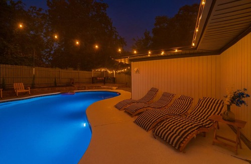 Euless House | Backyard Oasis with Private Pool & Outdoor Lounge Area