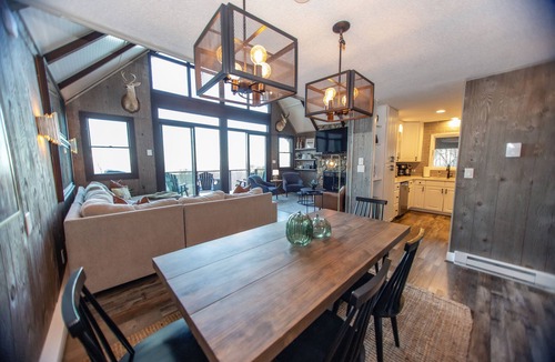 Beech Mountain Ski Chalet | Backyard trail access- AC- Hot tub - EV Charging