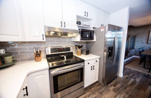 Beech Mountain Ski Chalet | Backyard trail access- AC- Hot tub - EV Charging
