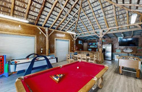 Bacliff House | Bacliff Family Getaway w/Game Room + Private Pool