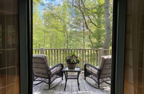 Boone Apartment | Badger's Den- Cozy Treetop Studio