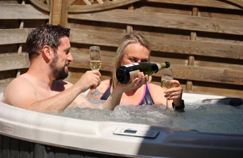 Telford Cabin | Badger's Wood at Hoo Farm