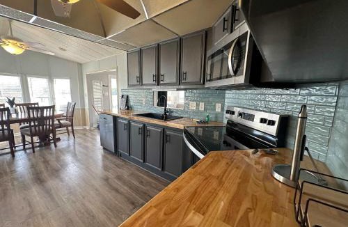 New London House | Badin Shores Resort - Excellent Lake View Home - Pools & Lots of Amenities - Great Porch Area - Family