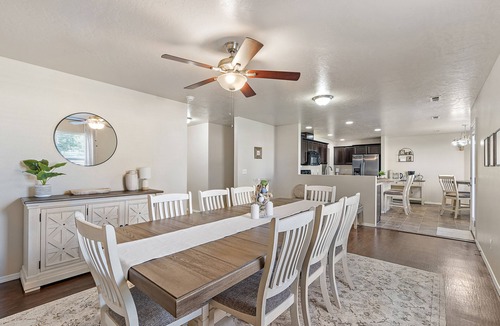Caldwell House | ⭐Badminton/Volleyball net⭐️100Mbps⭐️3 TVs⭐️15min→Indian Creek Plaza⭐2600ft² ⭐nn