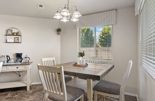 Caldwell House | ⭐Badminton/Volleyball net⭐️100Mbps⭐️3 TVs⭐️15min→Indian Creek Plaza⭐2600ft² ⭐nn