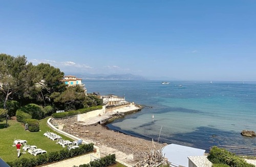 Cap-d'Antibes Apartment | Bagatelle apartment with a private beach