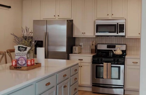 Waco Cottage | Bagby Bunkhouse Beautiful Cottage 7 minutes from Baylor and Magnolia Pond