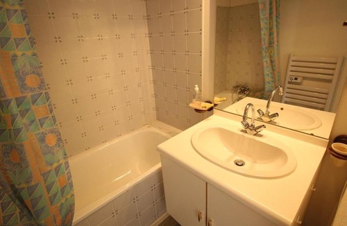 Bagneres-de-Luchon Apartment | Bagnères-de-Luchon : Duplex calme 4 pers, balcon, parking - FR-1-313-143