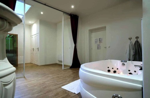 Tourcoing Apartment | Baignoire Blanéo & Sauna, 10 minutes de la gare