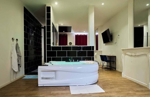 Tourcoing Apartment | Baignoire Blanéo & Sauna, 10 minutes de la gare