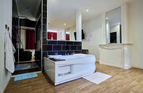 Tourcoing Apartment | Baignoire Blanéo & Sauna, 10 minutes de la gare