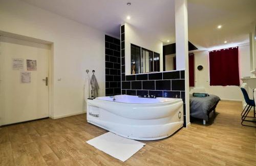 Tourcoing Hotel | Baignoire Blaneo & Sauna 10 minutes de la gare