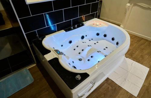 Tourcoing Hotel | Baignoire Blaneo & Sauna 10 minutes de la gare