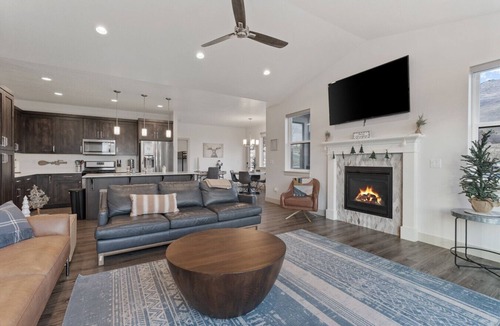 Wolf Creek House | Bailey Lane Retreat | Powder MTN/Nordic + Hot Tub, Sauna & Game Room!