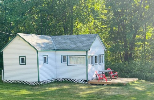 Centre Hastings Cabin | Bailey's Cottages (#5) - Quiet cabin on the lake