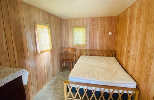 Centre Hastings Cabin | Bailey's Cottages (#1) Lake-front cabin