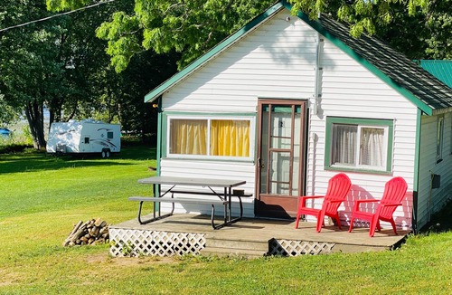 Centre Hastings Cabin | Bailey's Cottages (#2) Rustic cabin under the oak