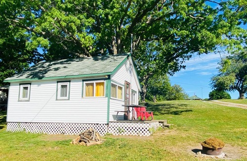 Centre Hastings Cabin | Bailey's Cottages (#2) Rustic cabin under the oak