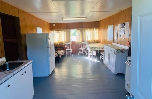Centre Hastings Cabin | Bailey's Cottages (#4) Housekeeping cottage