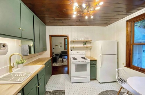 Baileys Harbor Cottage | Baileys Harbor - 4BR Fire Pit Coffee Bar - Sleeps 8