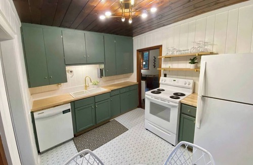 Baileys Harbor Cottage | Baileys Harbor - 4BR Fire Pit Coffee Bar - Sleeps 8