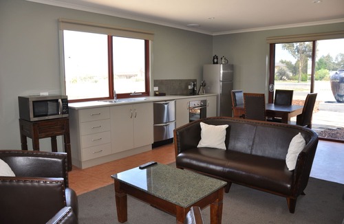 Lucknow Hotel | Bairnsdale Motel