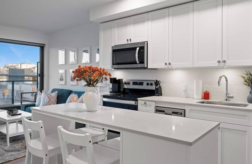 Crescent Heights Apartment | "Baja Blast" 2BR |Mins to Stampede | Rooftop Patio
