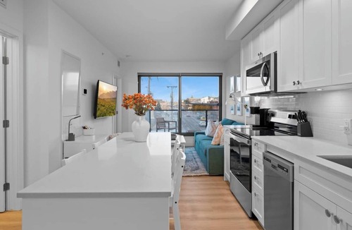 Crescent Heights Apartment | "Baja Blast" 2BR |Mins to Stampede | Rooftop Patio
