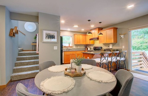 Warnick Cabin | Baker Bliss | Hot Tub · Fire Pit · Pet-Friendly · Mt. Baker Gateway