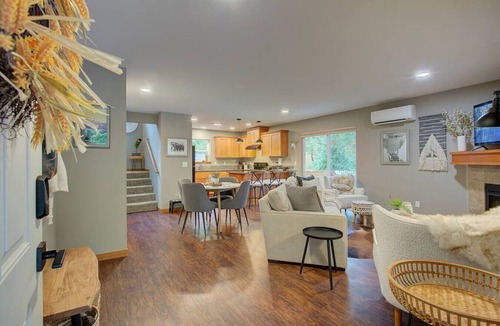 Warnick Cabin | Baker Bliss | Hot Tub · Fire Pit · Pet-Friendly · Mt. Baker Gateway