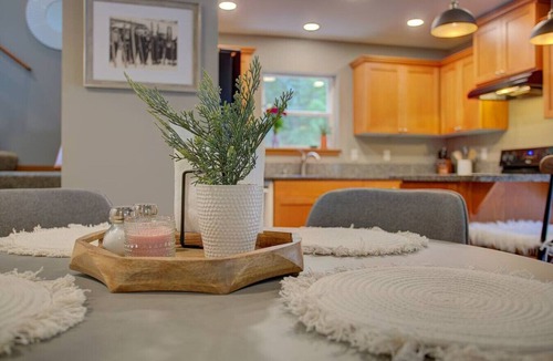 Warnick Cabin | Baker Bliss | Hot Tub · Fire Pit · Pet-Friendly · Mt. Baker Gateway