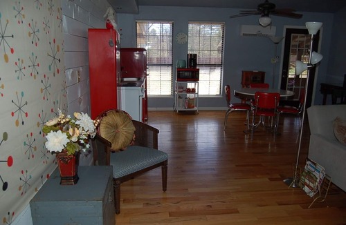 Saint Joe Apartment | Baker Ford Apartment - Cheerful vintage 1 bedroom