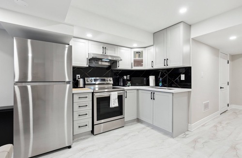 Whitchurch-Stouffville Hotel | Baker Hill Executive Suite - 2 Bedroom Basement Apartment w/Full Kitchen & Bath