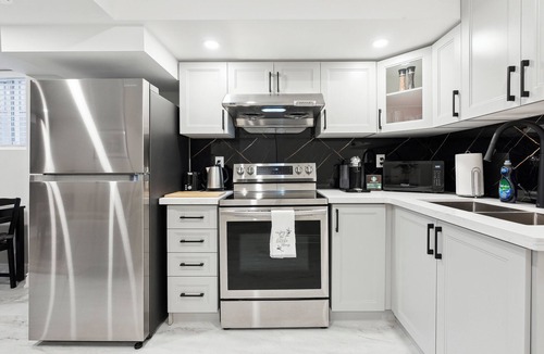 Whitchurch-Stouffville Hotel | Baker Hill Executive Suite - 2 Bedroom Basement Apartment w/Full Kitchen & Bath