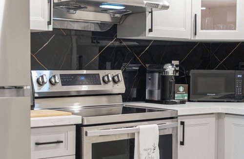 Whitchurch-Stouffville Hotel | Baker Hill Executive Suite - 2 Bedroom Basement Apartment w/Full Kitchen & Bath