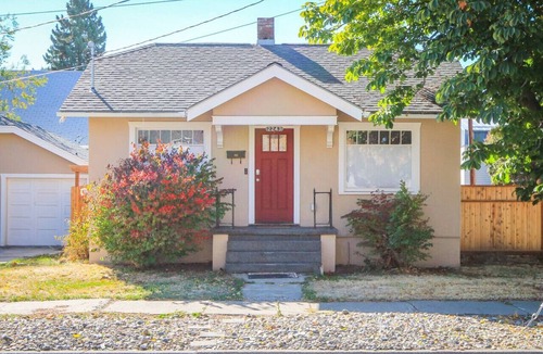 Baker City House | Baker Street Bungalow, Cozy! Near Downtown! Sleeps 4, Local Golfing 50% Offf!