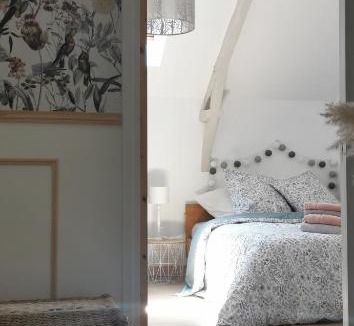 Saint-Gonlay Bed & Breakfast | Balades entre bois et rivières, Chambre à Brocéliande