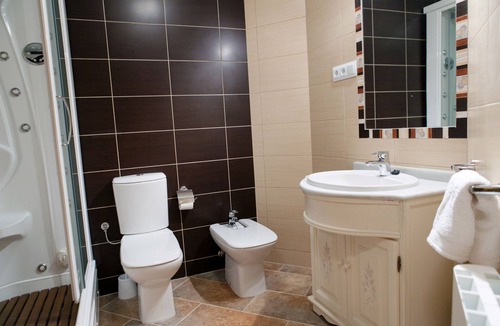 Roda de Isabena Apartment | Balcón de Roda - Sierra Norte, one floor apartment bathroom with massage column