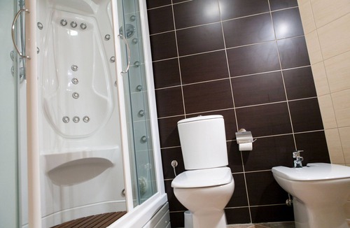 Roda de Isabena Apartment | Balcón de Roda - Sierra Norte, one floor apartment bathroom with massage column