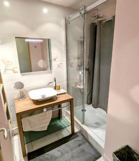 Saint-Andre-les-Vergers Apartment | Balcon du Cube