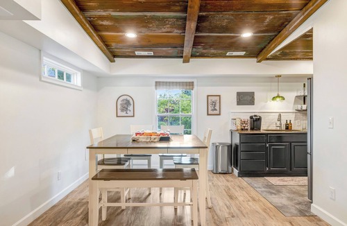 Millville House | Balcony-BBQ-Firepit-Hot tub-King-Full kitchen-TV