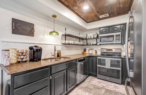 Millville House | Balcony-BBQ-Firepit-Hot tub-King-Full kitchen-TV