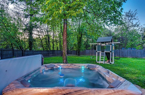 Millville House | Balcony-BBQ-Firepit-Hot tub-King-Full kitchen-TV