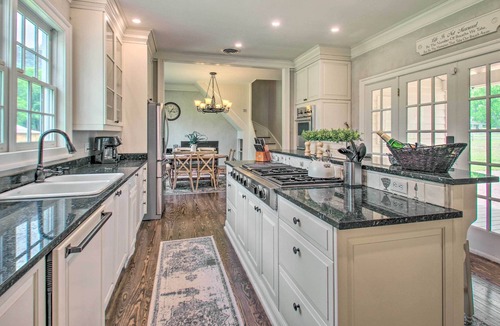 Buena Vista House | Balcony Downs Historic Home Near River Access
